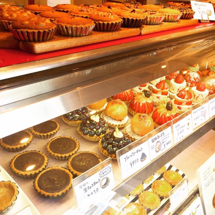 本日も、いちごフェアさながらのショーケースでお待ちしております！