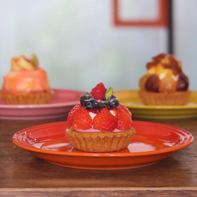 好評頂いております、レアチーズタルトが、いちごとベリーに変わりました！