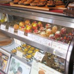 本日もチョコやいちご、盛りだくさん取り揃えてお待ちしております。