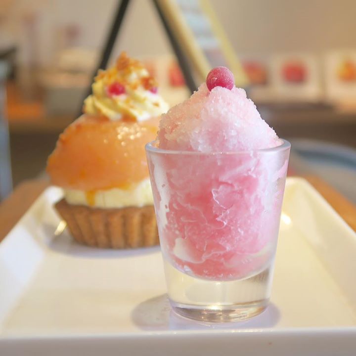 こんな暑い日は、桃のグラニテを添えて店内でゆっくりして行って下さいね。